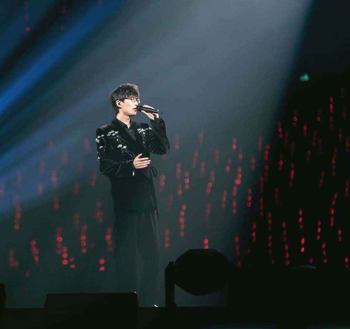 许嵩献唱建党100周年青春歌会 一曲《燕归巢》致敬百年征程