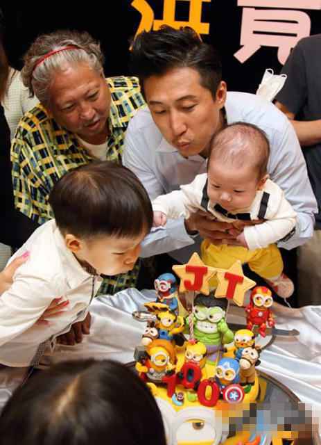 66岁洪金宝小孙子百日宴照片曝光 爷孙合影撞脸