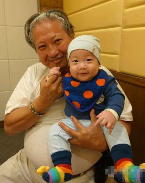 66岁洪金宝小孙子百日宴照片曝光 爷孙合影撞脸