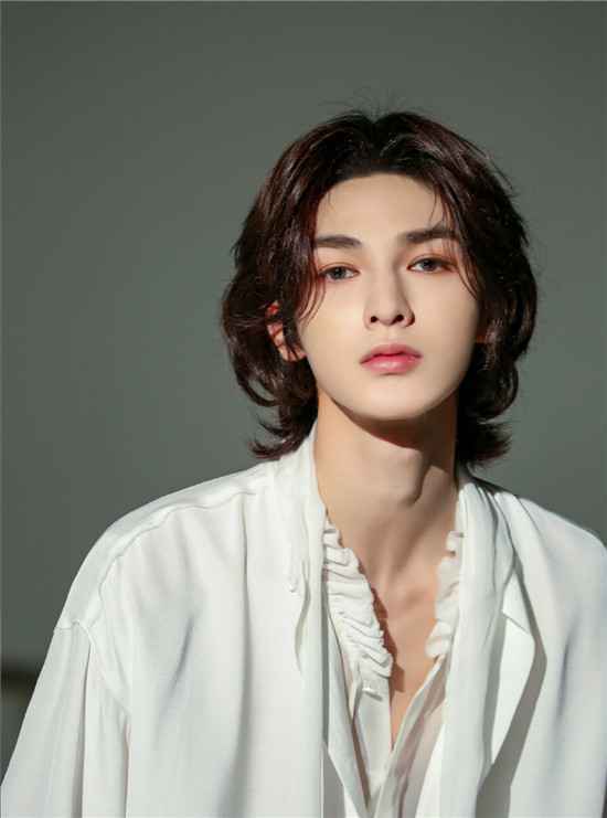 朱正廷挑战英伦长发造型,新歌《Flip》绝美MV即将来袭