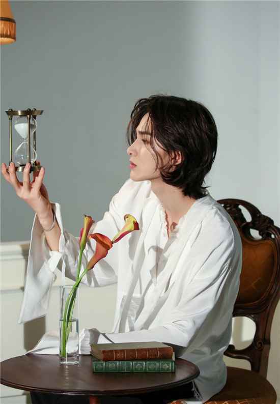 朱正廷挑战英伦长发造型,新歌《Flip》绝美MV即将来袭