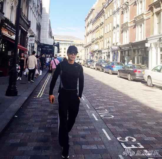 甄子丹伦敦街头吃甜品 为拍摄坚持特训