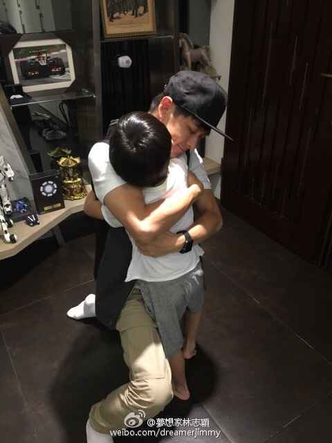 林志颖出差前闭眼拥抱kimi 显浓浓父子情