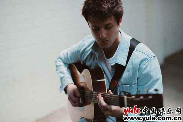 Alec Benjamin继与赵露思跨次元合作后，发布首支中文单曲《你的目光》唱出失恋思绪！