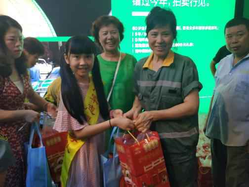 《星月夜》主演严丹彤出席赵广军生命热线开展关爱环卫工人送爱心公益电影专场活动