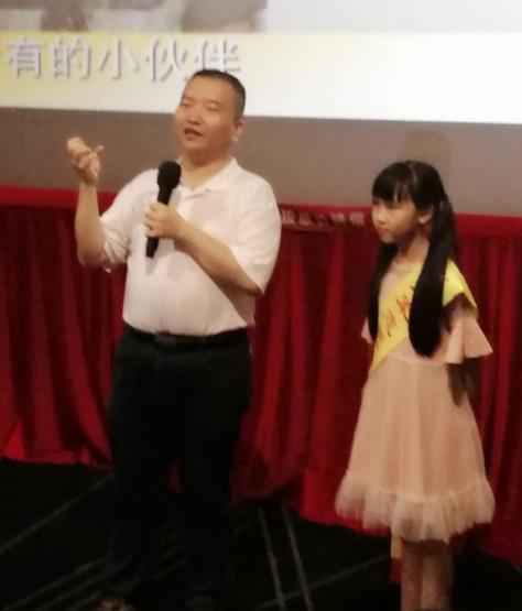 《星月夜》主演严丹彤出席赵广军生命热线开展关爱环卫工人送爱心公益电影专场活动