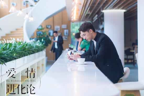 许魏洲《爱情进化论》为角色点歌 气场全开“只想为丁宇扬爆灯”