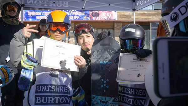 孙亦沐为儿童单板滑雪比赛小选手颁奖