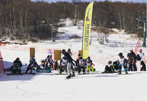 孙亦沐为儿童单板滑雪比赛小选手颁奖