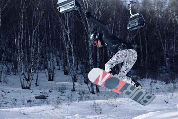 孙亦沐为儿童单板滑雪比赛小选手颁奖