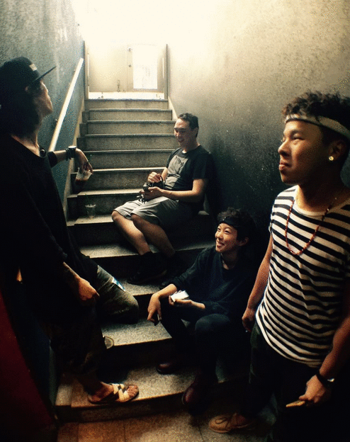 窦靖童与众型男谈笑风生 坐楼梯兴致高露灿笑