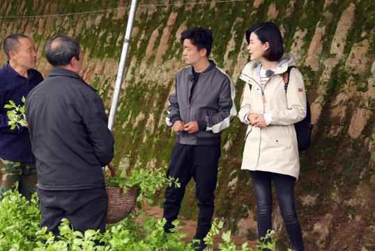 《我们在行动》新任公益大使集结满族村 王宝强走访贫困户助农心切