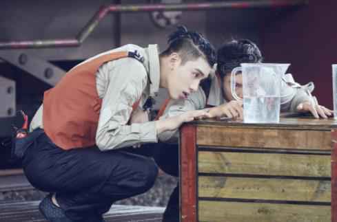 “兄弟情深”！张翰为丁泽仁系腰带尽显关切之心（图）