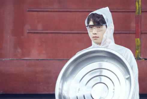 “兄弟情深”！张翰为丁泽仁系腰带尽显关切之心（图）