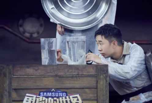 “兄弟情深”！张翰为丁泽仁系腰带尽显关切之心（图）