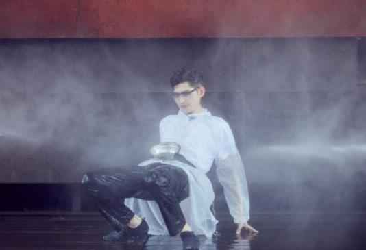 “兄弟情深”！张翰为丁泽仁系腰带尽显关切之心（图）