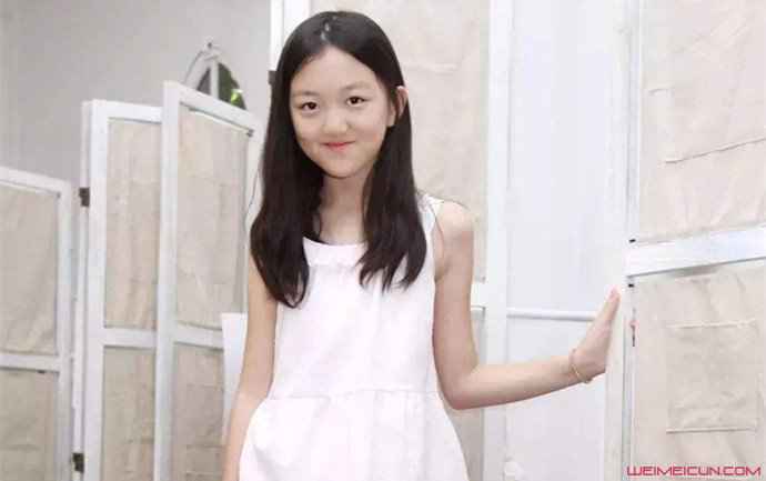 李嫣戴墨镜的方式 时尚老师上线与小艾扮演者长相好像