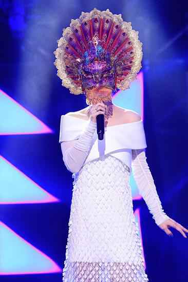 许茹芸遇羊驼显尴尬 网友：你真是铁扇奥特曼？