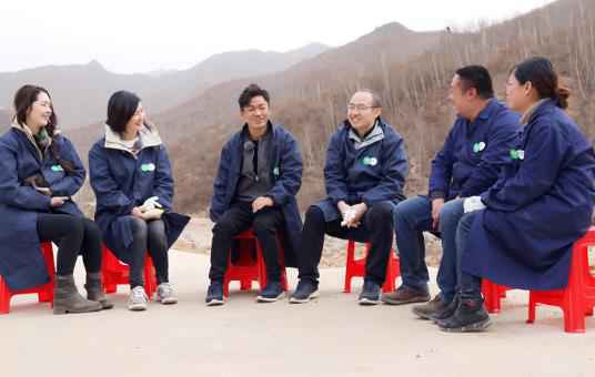 《我们在行动》潘石屹自曝幼年经历感动村民 王宝强郭碧婷体验山中抓猪