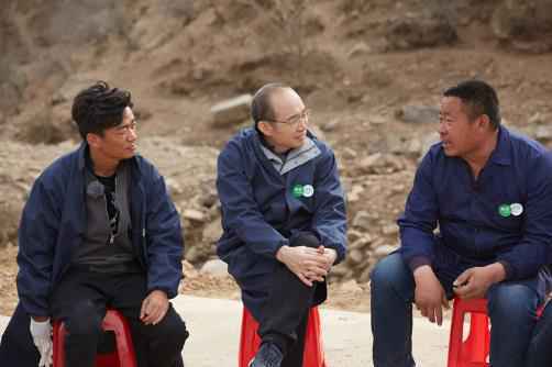 《我们在行动》潘石屹自曝幼年经历感动村民 王宝强郭碧婷体验山中抓猪