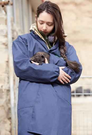 《我们在行动》潘石屹自曝幼年经历感动村民 王宝强郭碧婷体验山中抓猪