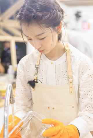 周冬雨《中餐厅》初体验 全程神游自带笑点