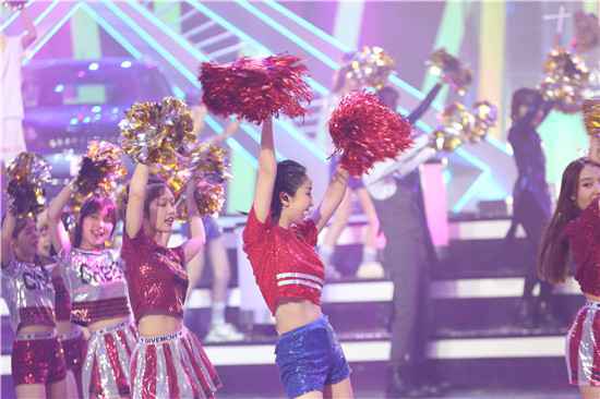 《音浪合伙人》娄艺潇全能“唱跳”, 百变造型呈现别样风情