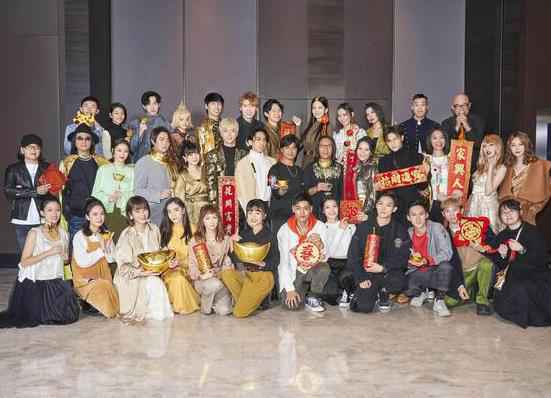 江宏杰染金发与群星庆年终 董事长加码办员工旅游