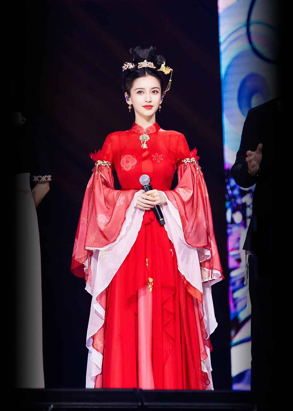 Angelababy演唱《星月神话》 金簪红衣造型展现别样气质