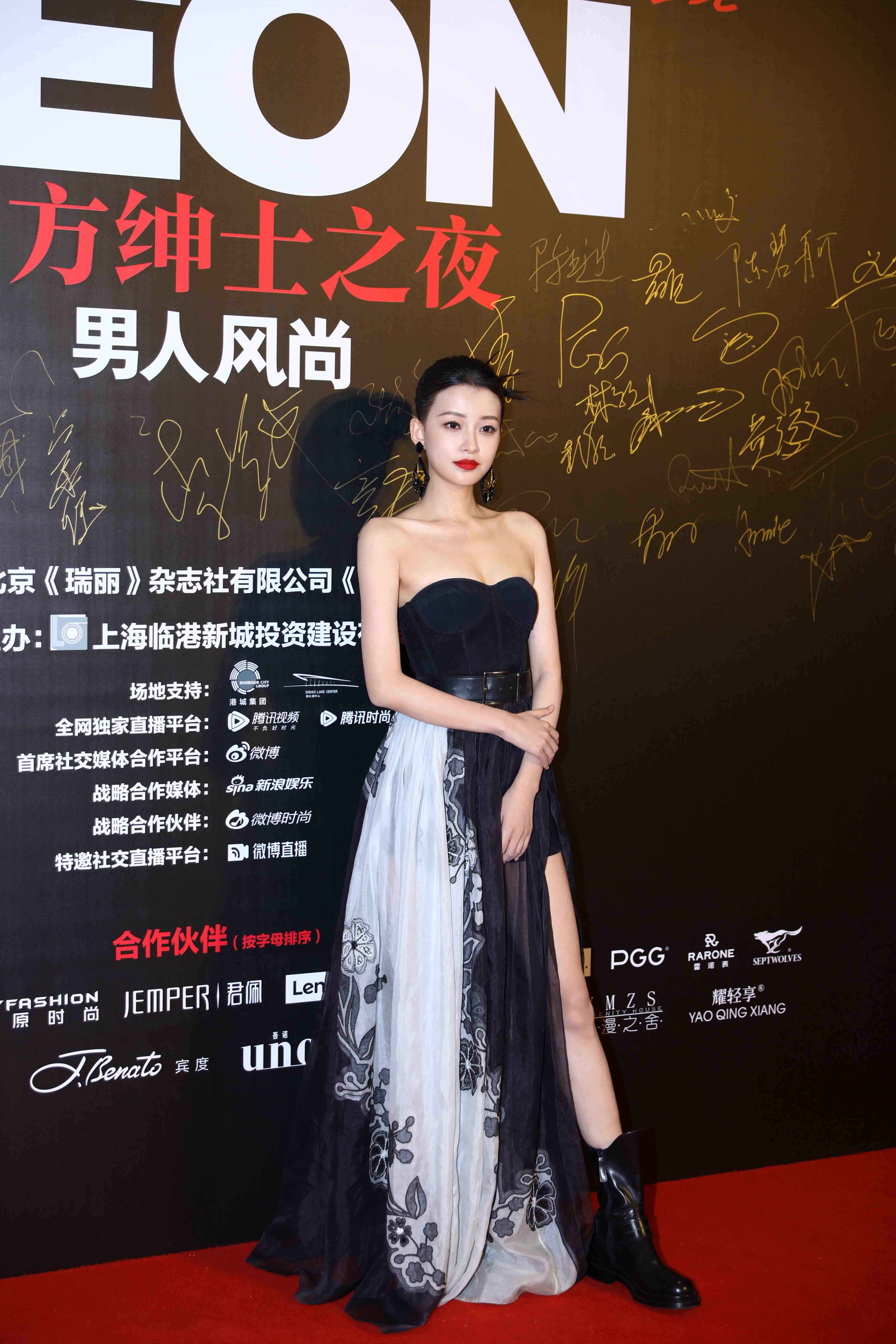 孙怡颖儿袁姗姗比拼性感锁骨 钟汉良帅气亮相绅士之夜