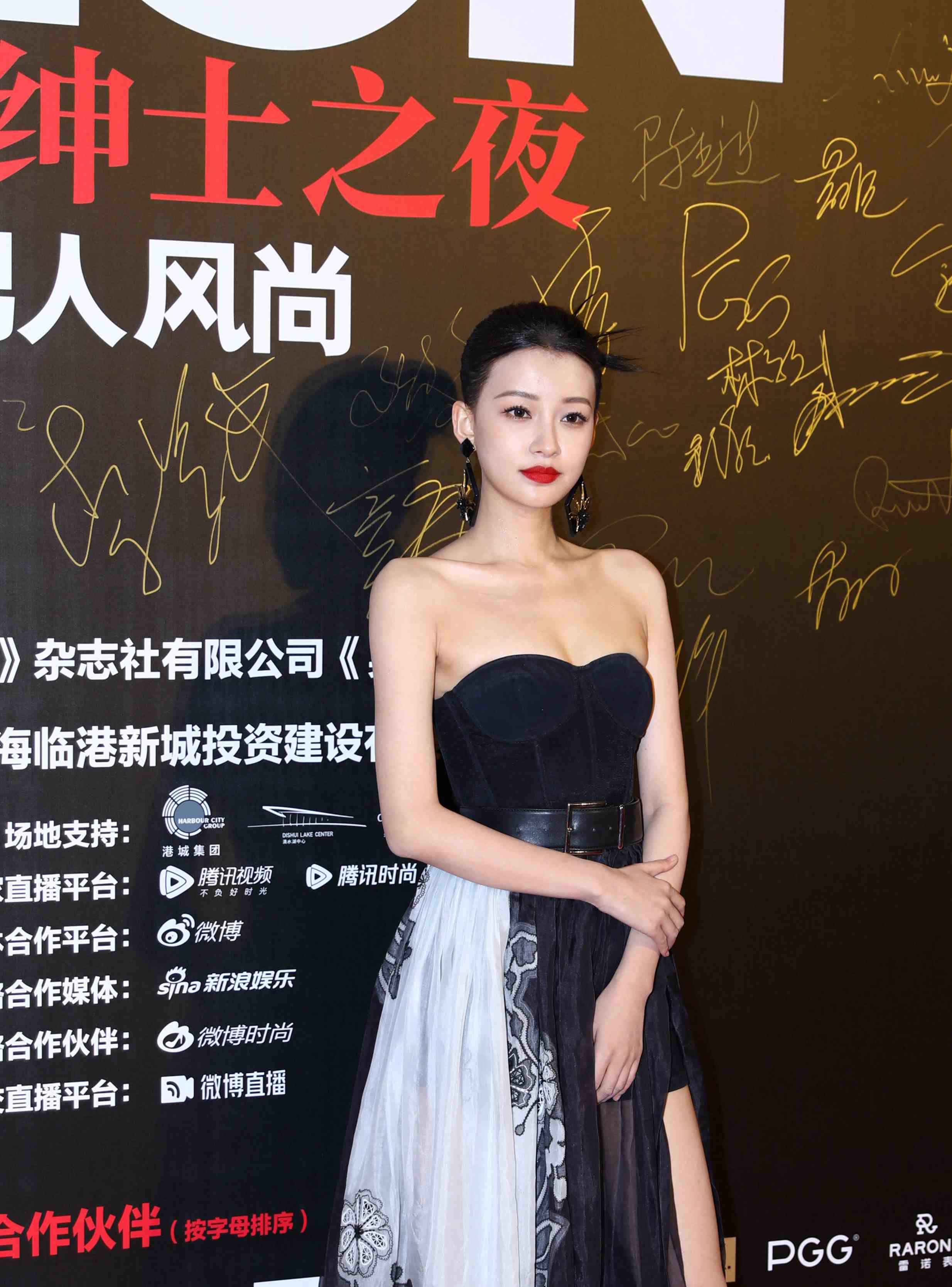 孙怡颖儿袁姗姗比拼性感锁骨 钟汉良帅气亮相绅士之夜