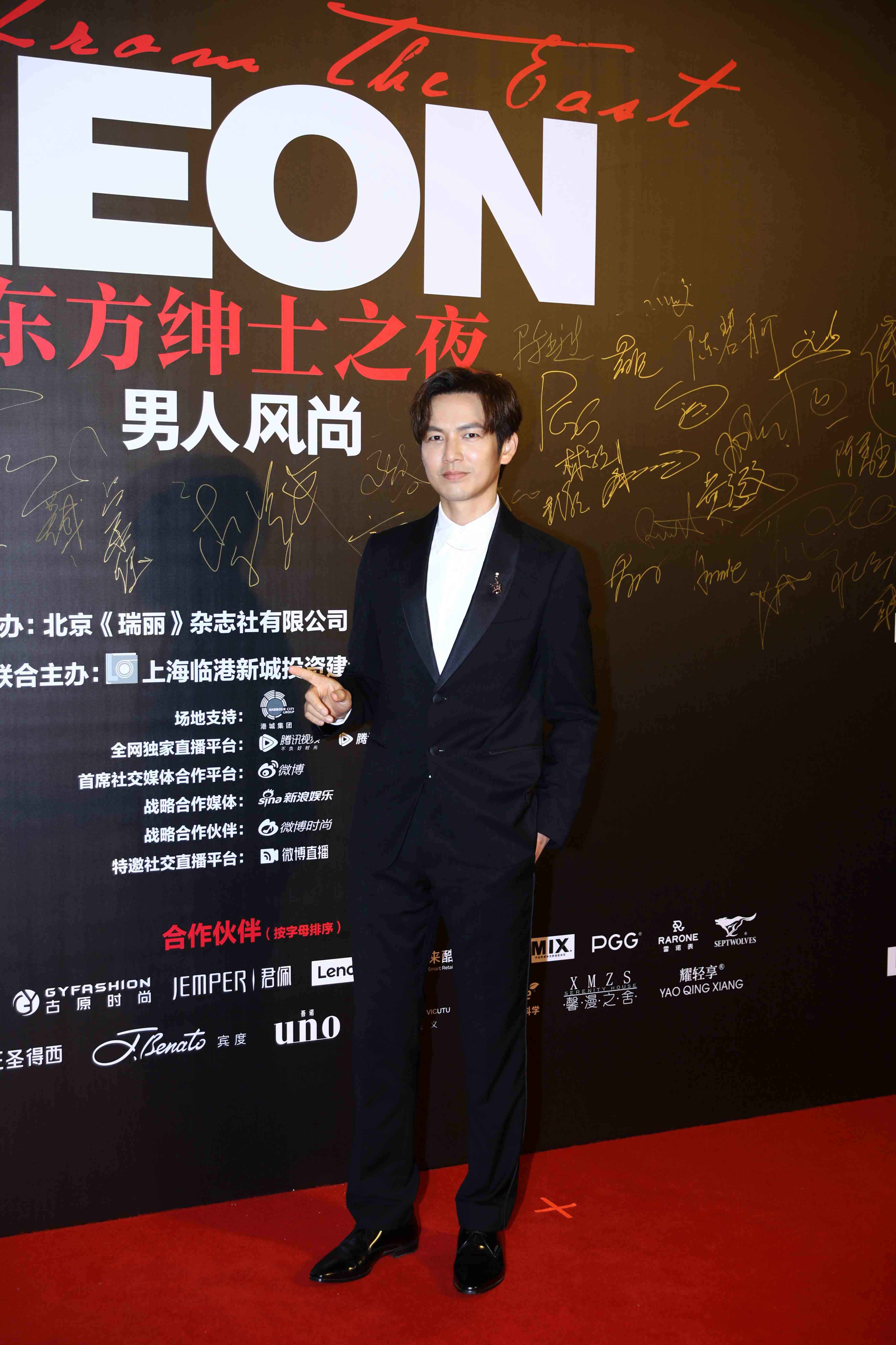 孙怡颖儿袁姗姗比拼性感锁骨 钟汉良帅气亮相绅士之夜