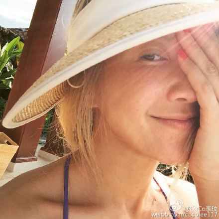 40岁李玟比基尼出镜身材好 素颜秀雀斑