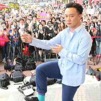 陈奕迅遭女粉丝强吻:以后签名要敷面膜