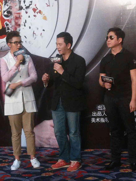 快讯：温兆伦帅气亮相电影《守梦者》发布会