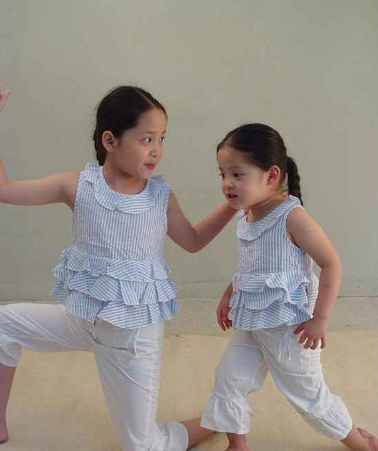 欧阳妮妮晒童年照为欧阳娜娜庆生 姐妹旧照温馨可爱