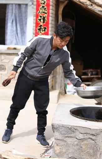 《我们在行动》打造民宿旅游特色订货会 王宝强试点烹制黑猪肉