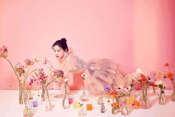 李沐宸《HIWT》时尚大片曝光 “花间少女”甜美灵动