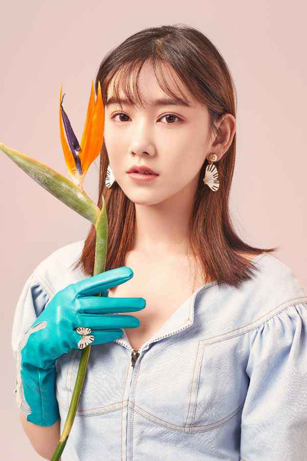 李沐宸《HIWT》时尚大片曝光 “花间少女”甜美灵动