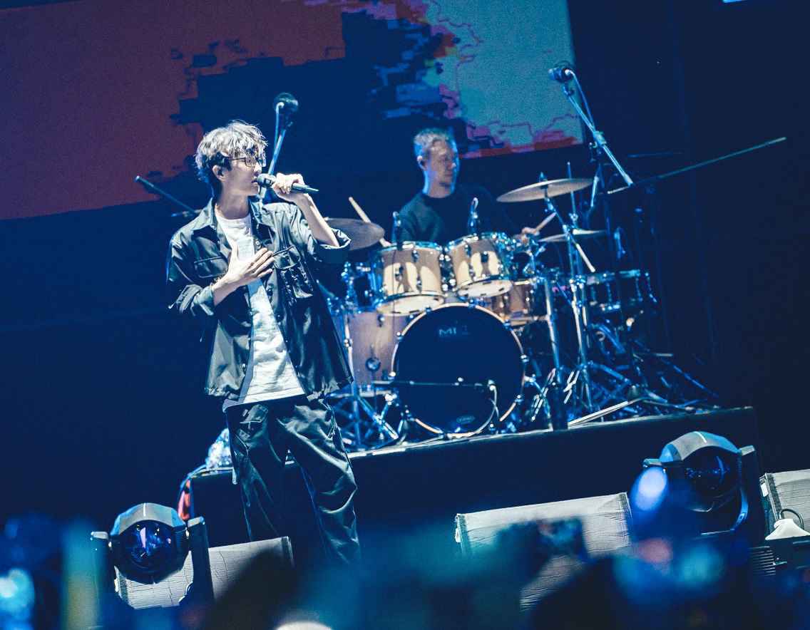 许嵩压轴海潮音乐嘉年华 六首连唱点燃全场