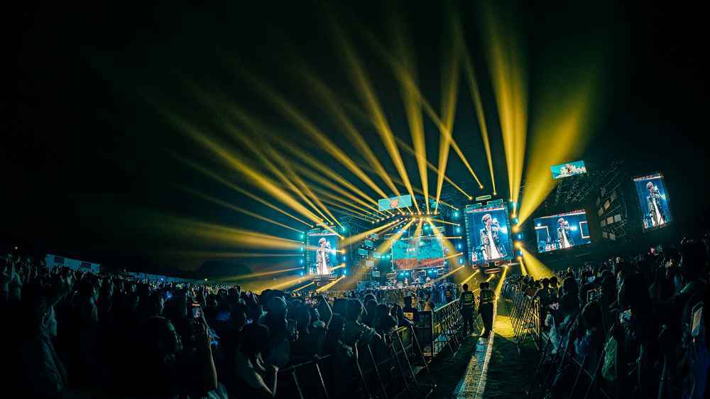 许嵩压轴海潮音乐嘉年华 六首连唱点燃全场