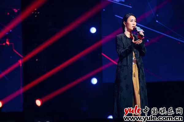 音乐热爱官那英现身北京 为华语原创音乐助力