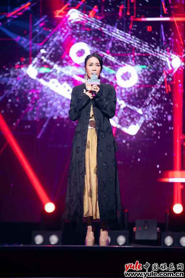 音乐热爱官那英现身北京 为华语原创音乐助力