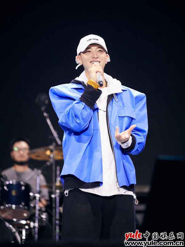 图二 黄子韬音乐节首秀青岛开唱 晚会综艺热度爆表掀夏日狂欢