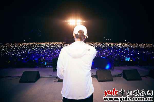 图三 黄子韬音乐节首秀青岛开唱 晚会综艺热度爆表掀夏日狂欢