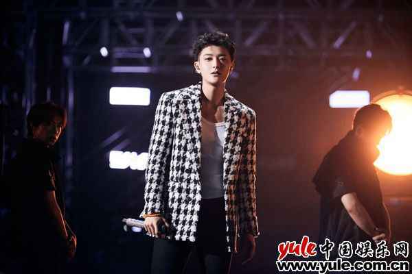 图四 黄子韬音乐节首秀青岛开唱 晚会综艺热度爆表掀夏日狂欢