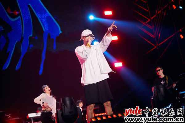 图六 黄子韬音乐节首秀青岛开唱 晚会综艺热度爆表掀夏日狂欢