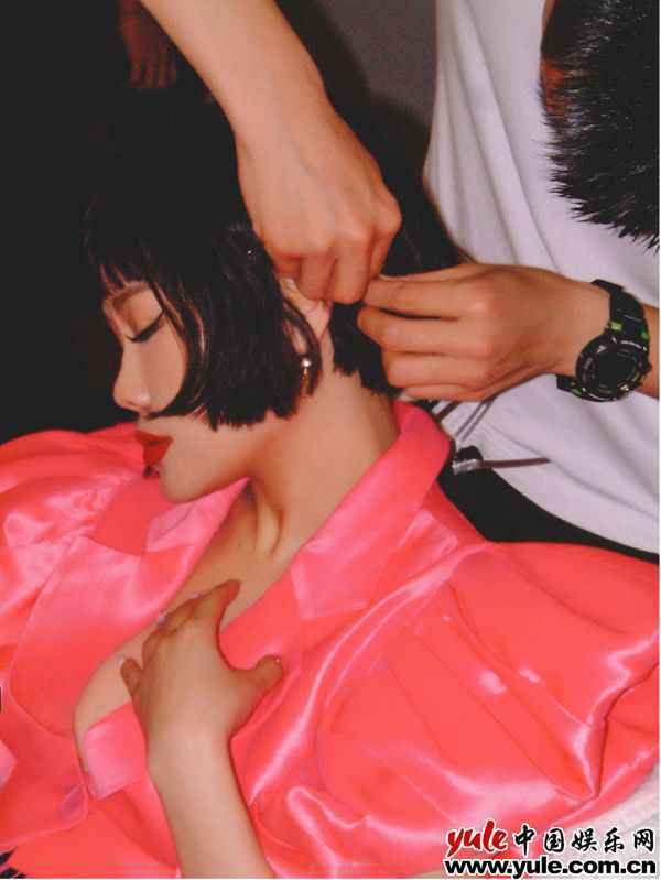 袁娅维全新EP《月亮失眠了(ONCE UPON A MOON)》上线，呈现未来与复古兼具的独特音乐美学