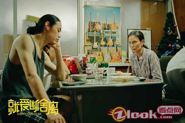 没有父亲的一家三口人 电影《就爱断舍离》今日上映 《天才枪手》团队带来催泪之作