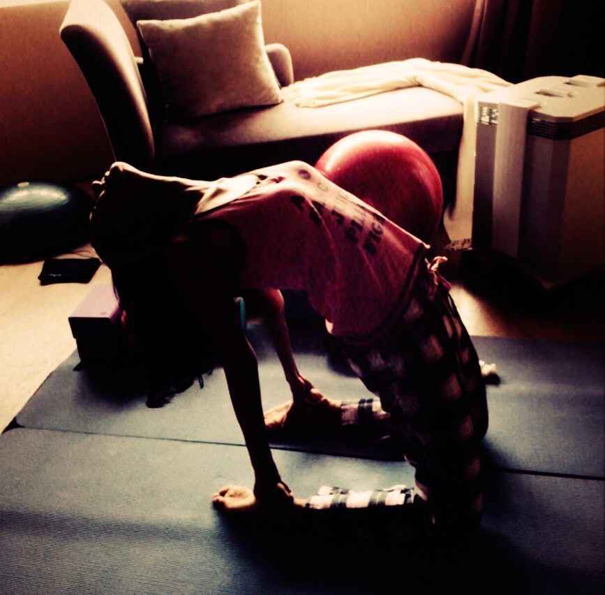 45岁李嘉欣练瑜伽身段姣好